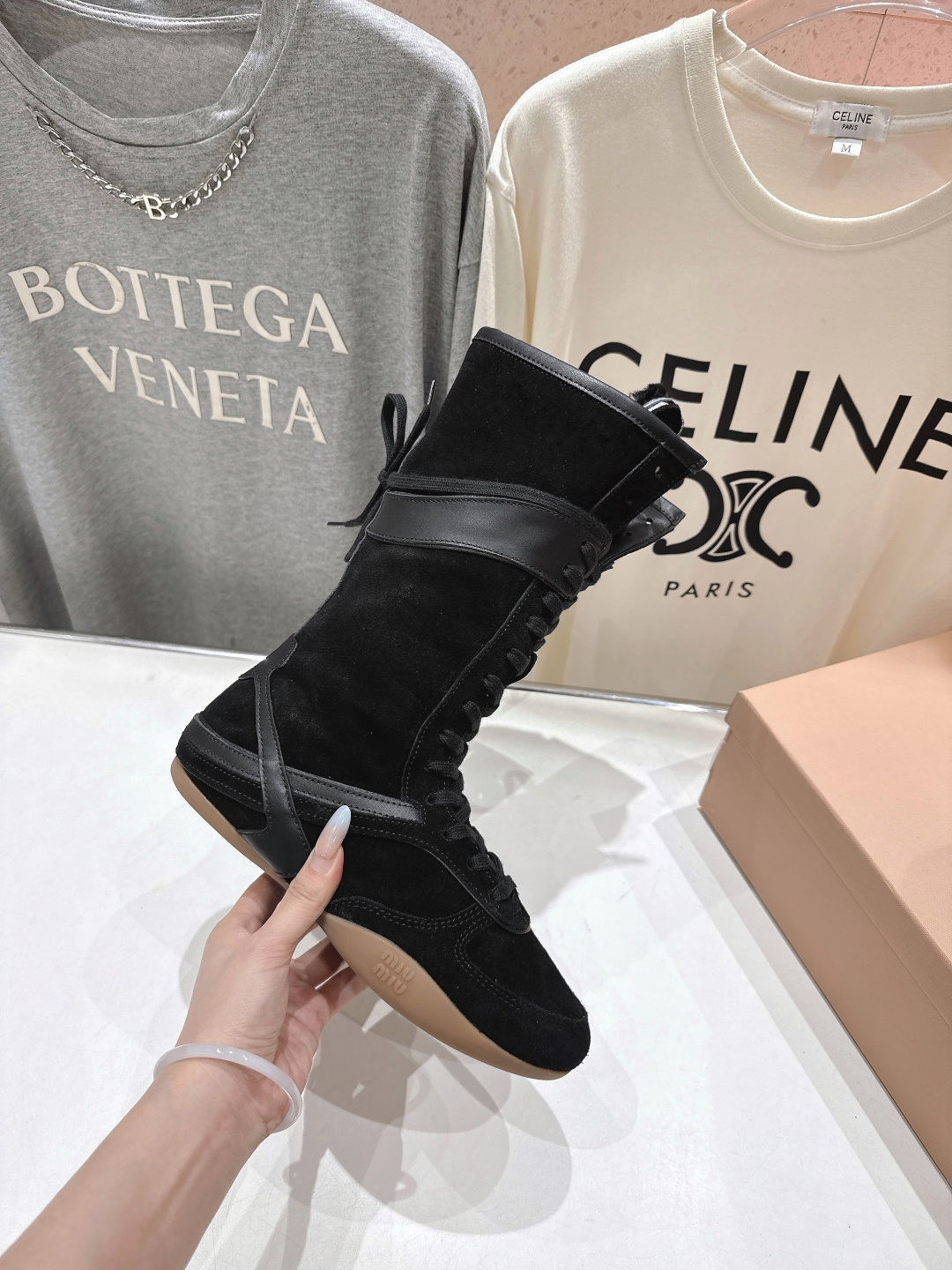 高版本出厂 MiuMiu/缪缪F022 2025ss秋冬新款绑带羊毛里休闲靴骑士靴毛毛靴出现在各大时装杂