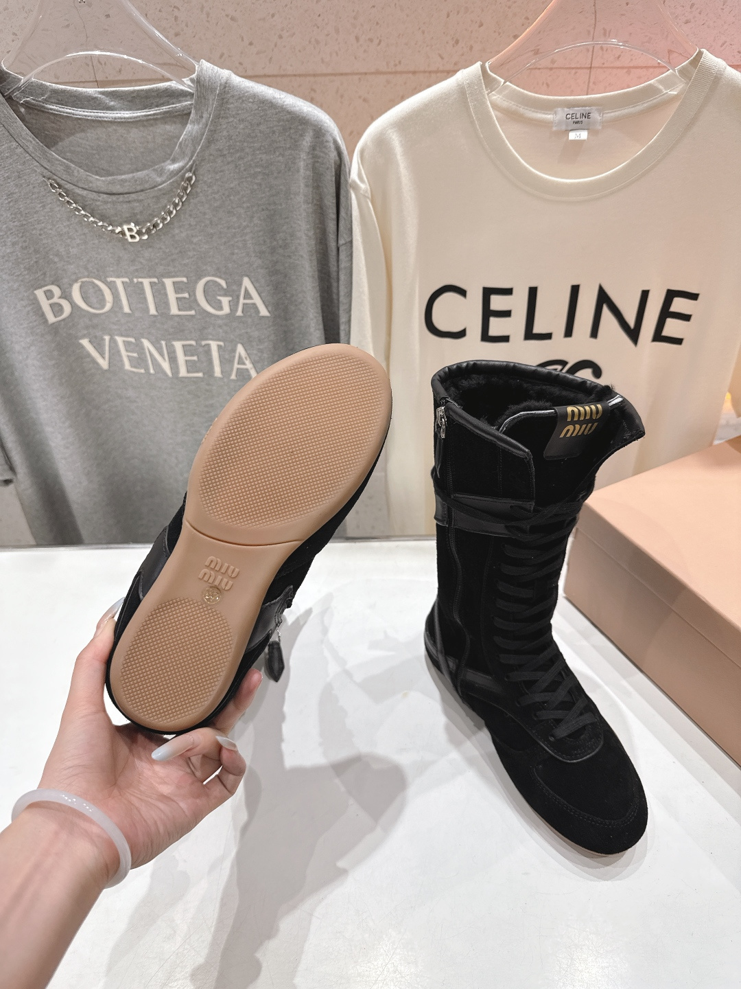 高版本出厂 MiuMiu/缪缪F022 2025ss秋冬新款绑带羊毛里休闲靴骑士靴毛毛靴出现在各大时装杂