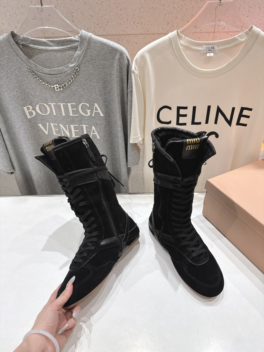 高版本出厂 MiuMiu/缪缪F022 2025ss秋冬新款绑带羊毛里休闲靴骑士靴毛毛靴出现在各大时装杂