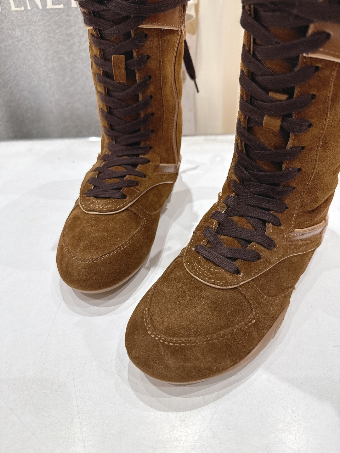 高版本出厂 MiuMiu/缪缪F022 2025ss秋冬新款绑带羊毛里休闲靴骑士靴毛毛靴出现在各大时装杂