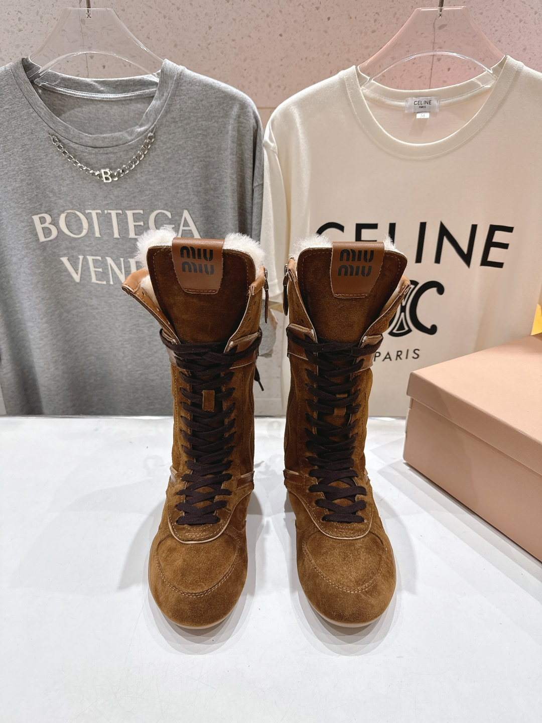 高版本出厂 MiuMiu/缪缪F022 2025ss秋冬新款绑带羊毛里休闲靴骑士靴毛毛靴出现在各大时装杂