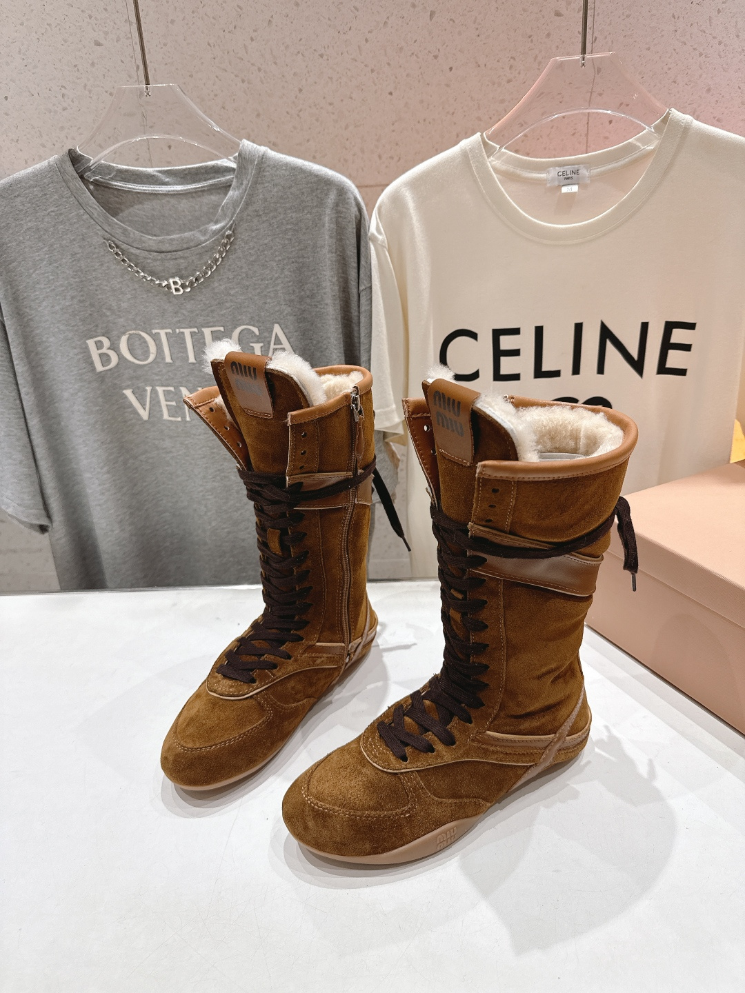 高版本出厂 MiuMiu/缪缪F022 2025ss秋冬新款绑带羊毛里休闲靴骑士靴毛毛靴出现在各大时装杂