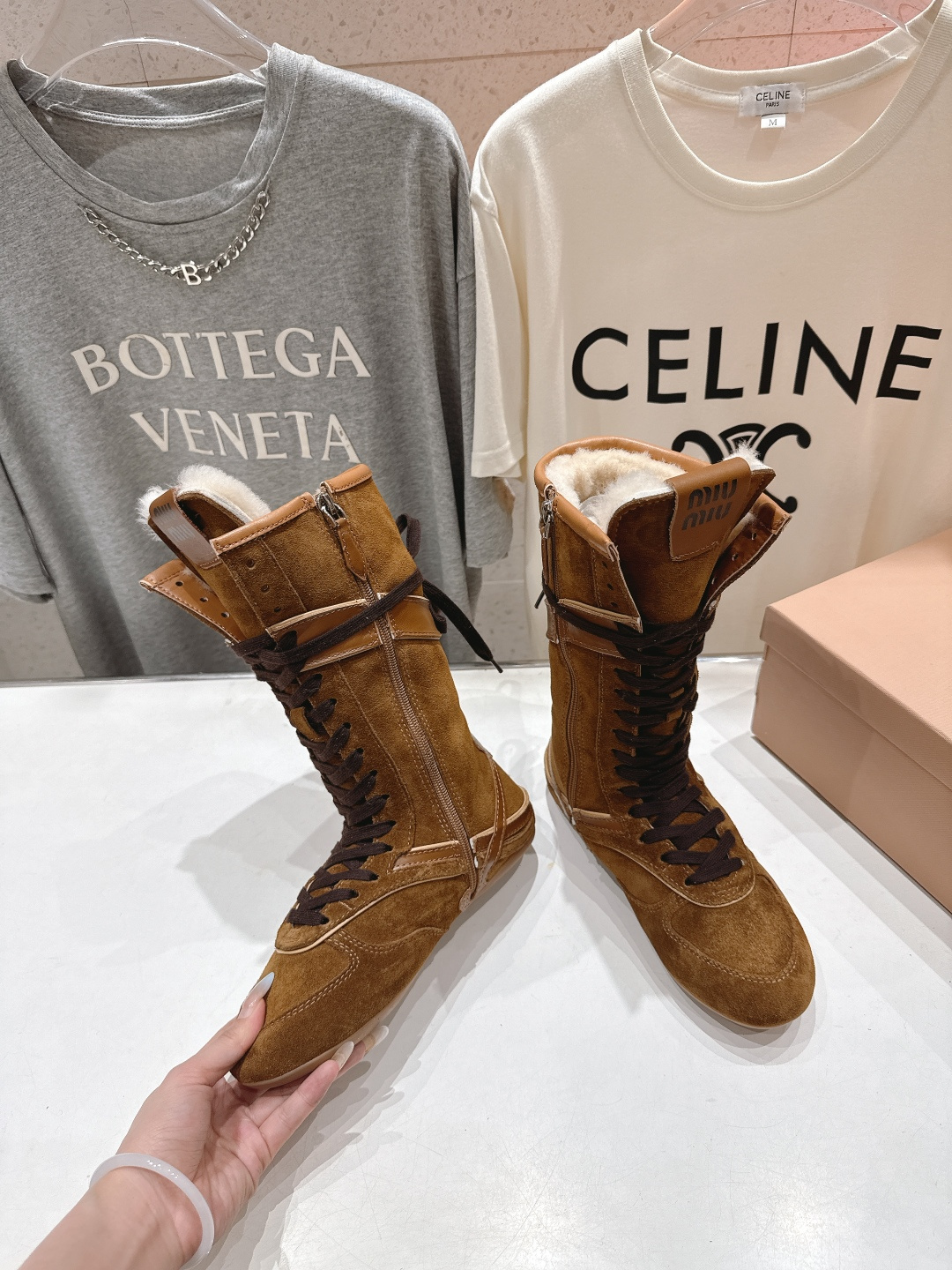 高版本出厂 MiuMiu/缪缪F022 2025ss秋冬新款绑带羊毛里休闲靴骑士靴毛毛靴出现在各大时装杂