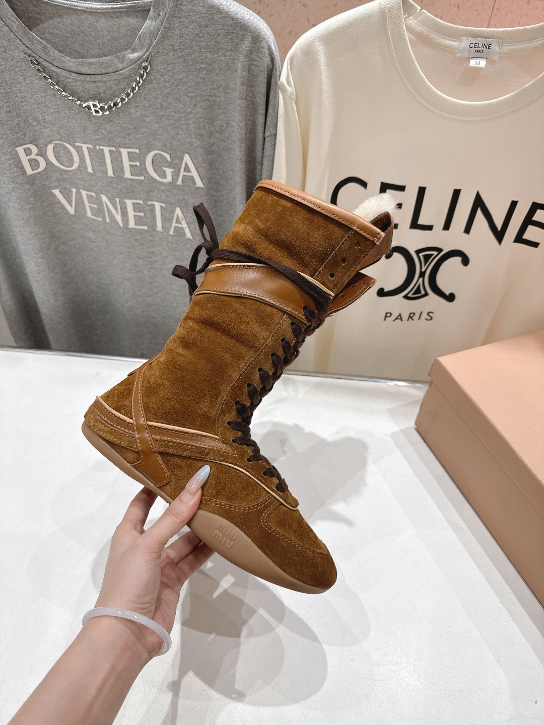 高版本出厂 MiuMiu/缪缪F022 2025ss秋冬新款绑带羊毛里休闲靴骑士靴毛毛靴出现在各大时装杂