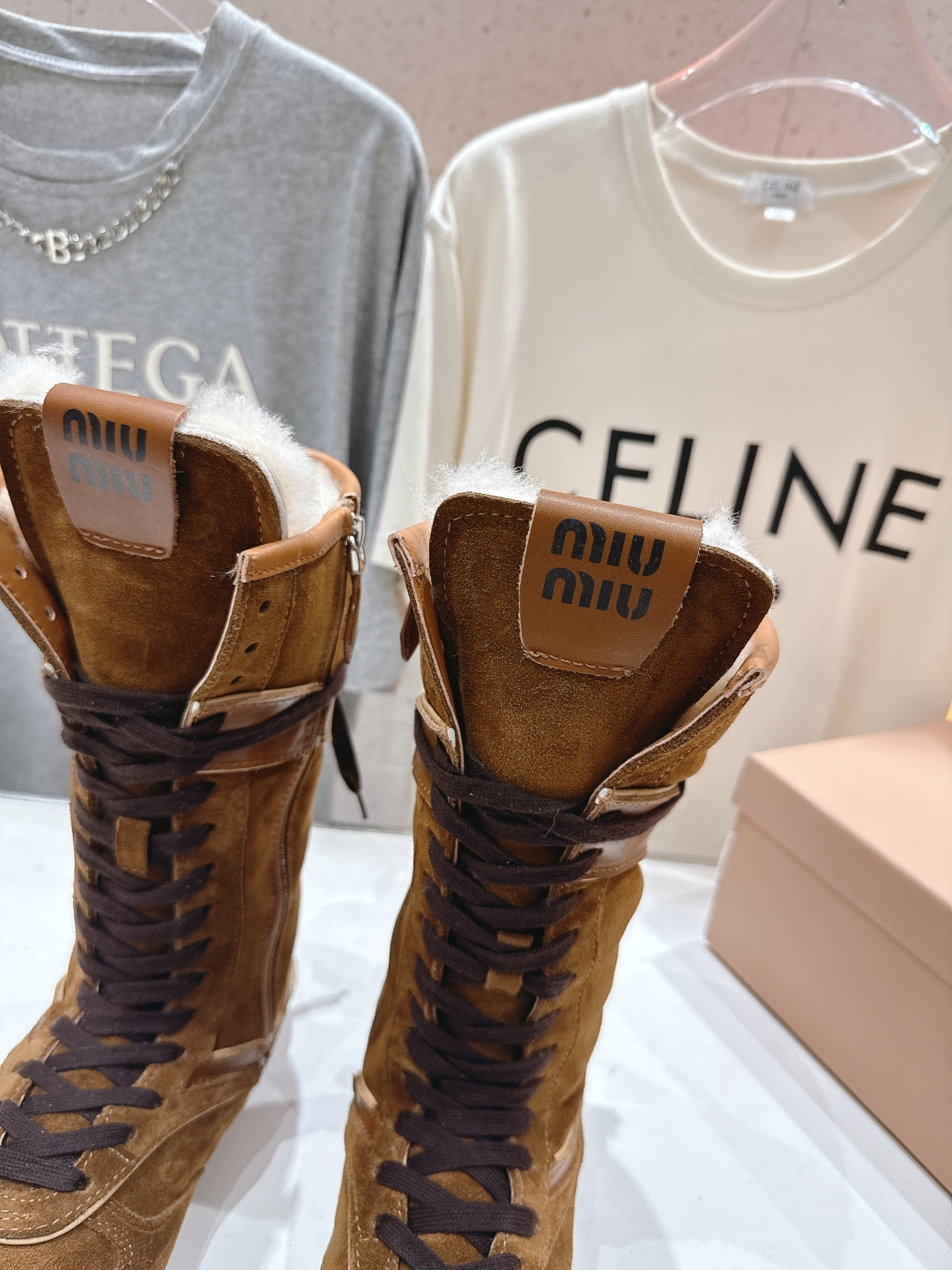 高版本出厂 MiuMiu/缪缪F022 2025ss秋冬新款绑带羊毛里休闲靴骑士靴毛毛靴出现在各大时装杂