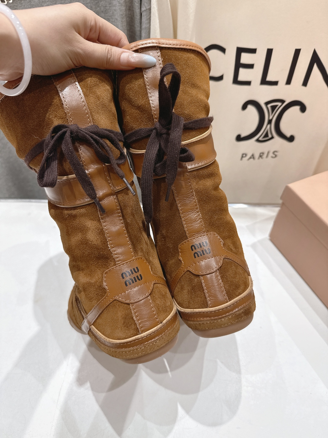 高版本出厂 MiuMiu/缪缪F022 2025ss秋冬新款绑带羊毛里休闲靴骑士靴毛毛靴出现在各大时装杂