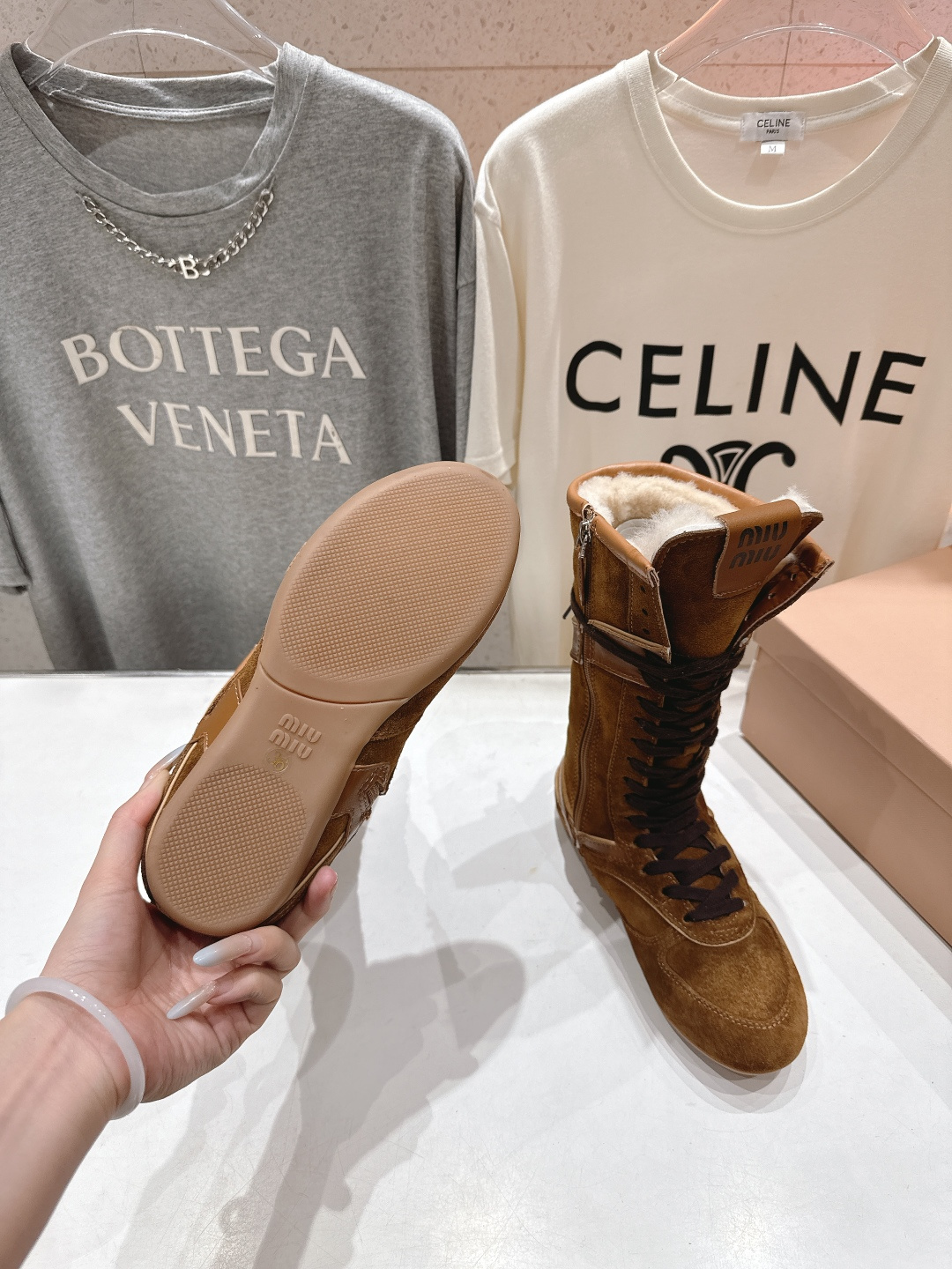 高版本出厂 MiuMiu/缪缪F022 2025ss秋冬新款绑带羊毛里休闲靴骑士靴毛毛靴出现在各大时装杂