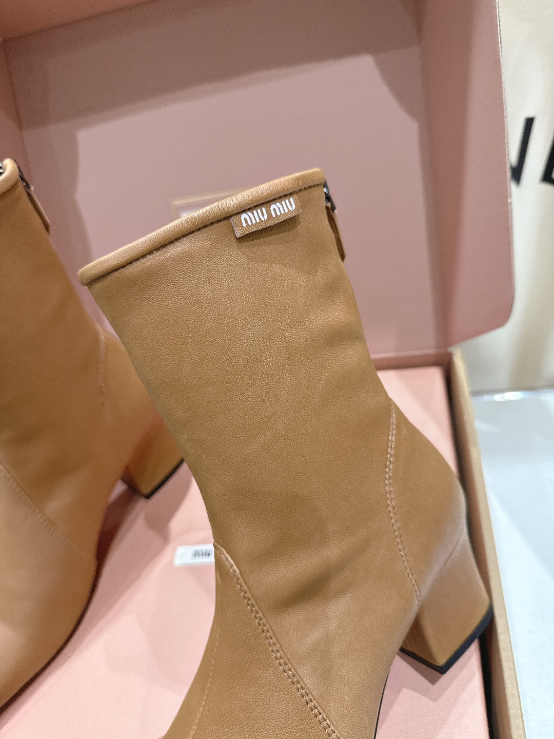 高版本出厂 MiuMiu*缪缪F028 2025ss秋冬新款高跟弹力短靴🍀🍀今年官网主推的爆款 这款上脚