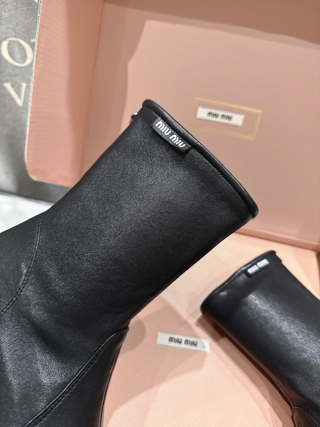 高版本出厂 MiuMiu*缪缪F028 2025ss秋冬新款高跟弹力短靴🍀🍀今年官网主推的爆款 这款上脚