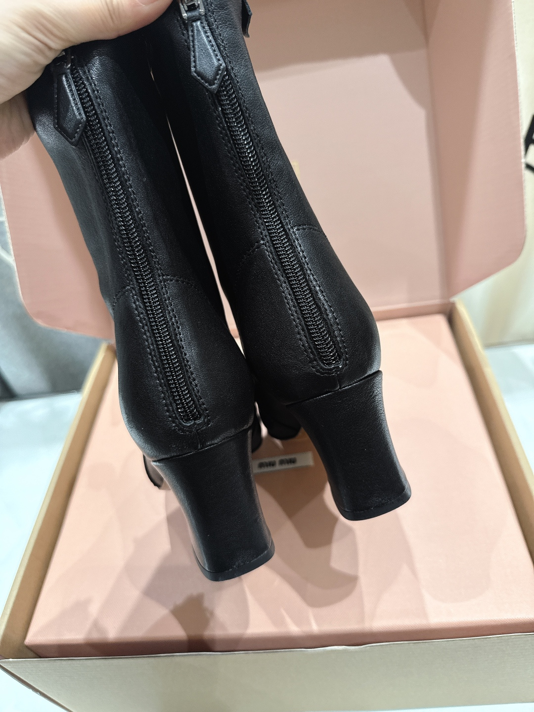 高版本出厂 MiuMiu*缪缪F028 2025ss秋冬新款高跟弹力短靴🍀🍀今年官网主推的爆款 这款上脚