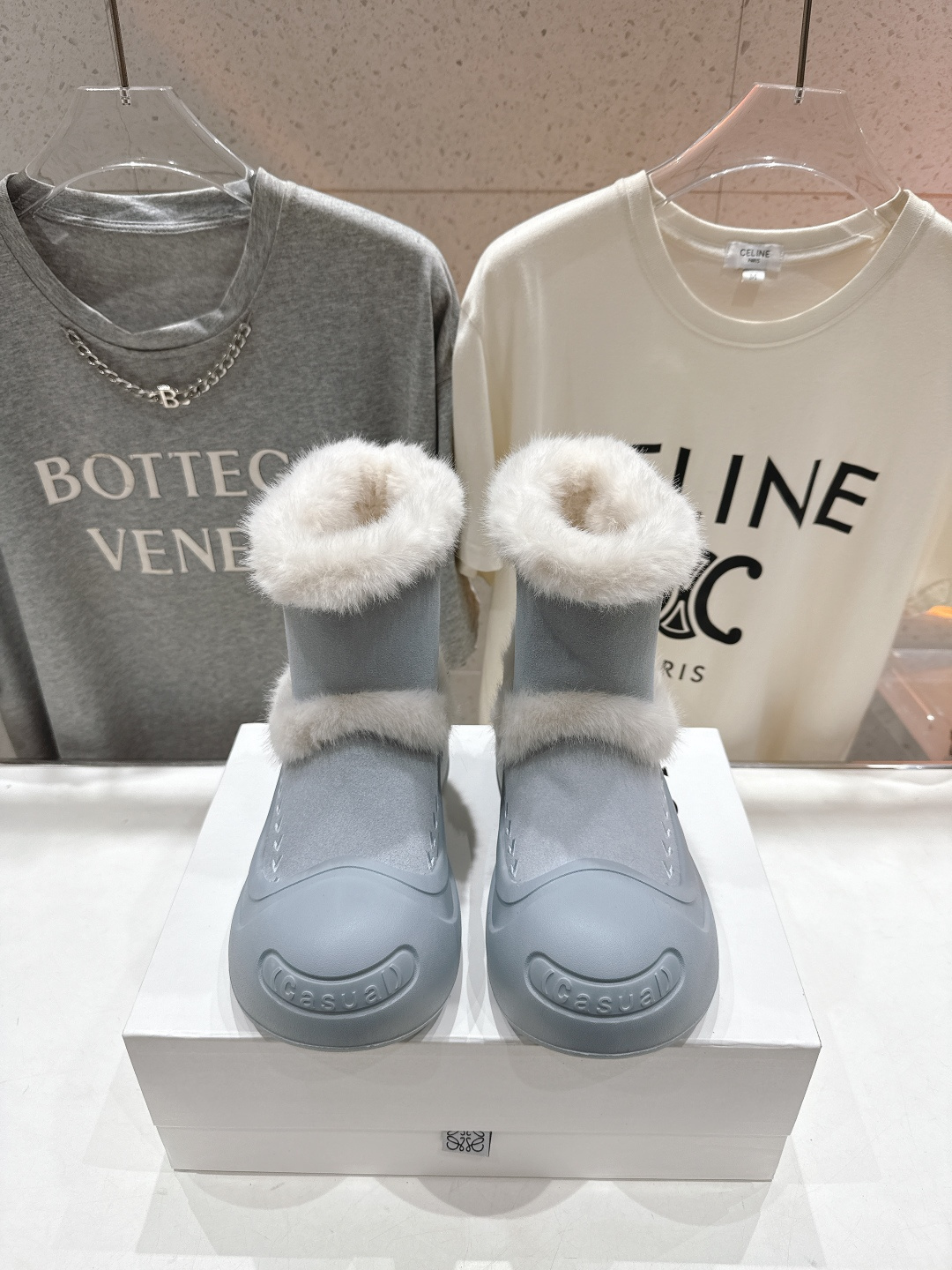 NO:594678,High version Loewe/Loewe F036 25ss latest winter warm snow boots wool boots. The top version. The boots that are so warm and so light and soft can only be Loewe. They are light and soft. The upper feet are very cute, and they are particularly warm and comfortable. Who can refuse such a pair of warm, light and soft boots? A must-have item for autumn and winter. The fabric is imported technical fiber material. The lining is environmentally friendly woven wool. The outsole is the original open-molded EVA anti-slip sole.  Size35-41 (40.41 custom-made, non-refundable), snow boots, loewe, loewe, boots19860909高版本  Loewe/罗意威F036 25ss冬季最新保暖雪地靴羊毛靴 顶级版本,这么保暖还能这么轻这么软乎的靴子也只能是罗意威了吧 轻盈柔软.上脚非常可爱,而且特别保暖舒适.这么一双又保暖、又轻盈又软平的靴子谁能拒绝,秋冬必备单品 面料进口科技纤维材质 内里环保编织毛 大底原版开模EVA防滑鞋底 Size35-41（40.41订做不退换）,雪地靴,loewe,loewe,boots,Women's Shoes