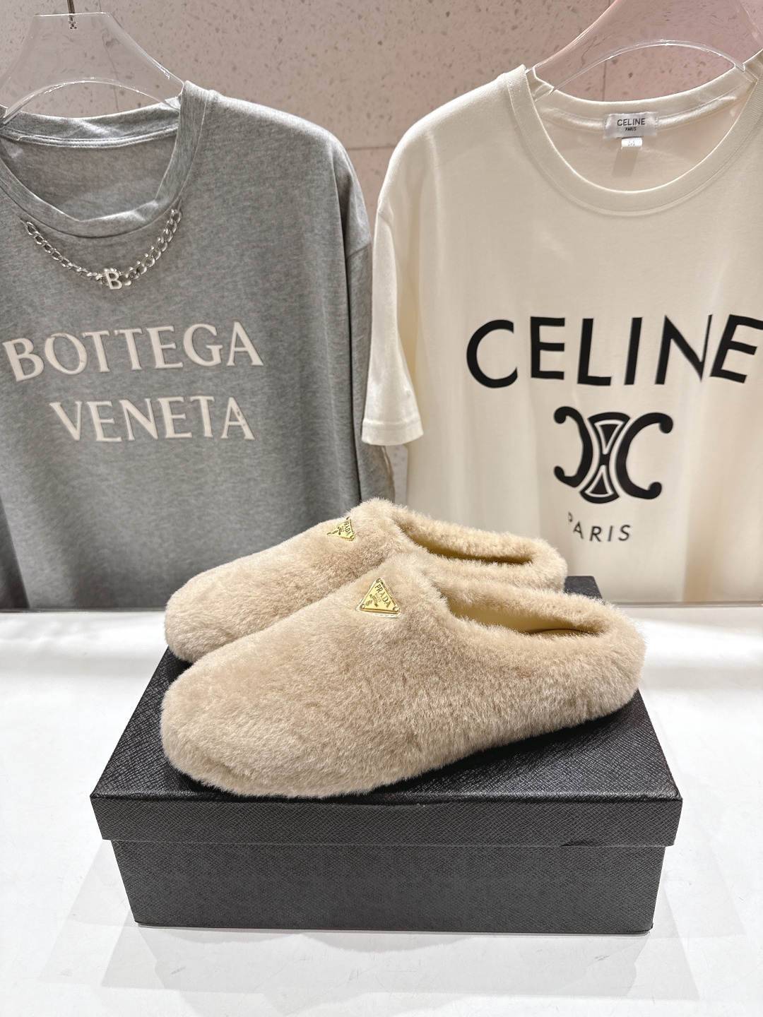 高版本出厂 Prada*普拉达F029 2025ss秋冬新款居家半包羊毛拖鞋毛毛鞋✨闪亮登场✨时尚大方的