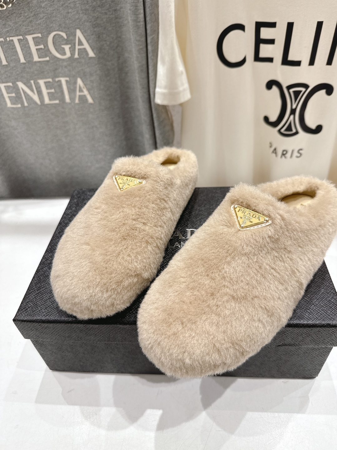 高版本出厂 Prada*普拉达F029 2025ss秋冬新款居家半包羊毛拖鞋毛毛鞋✨闪亮登场✨时尚大方的