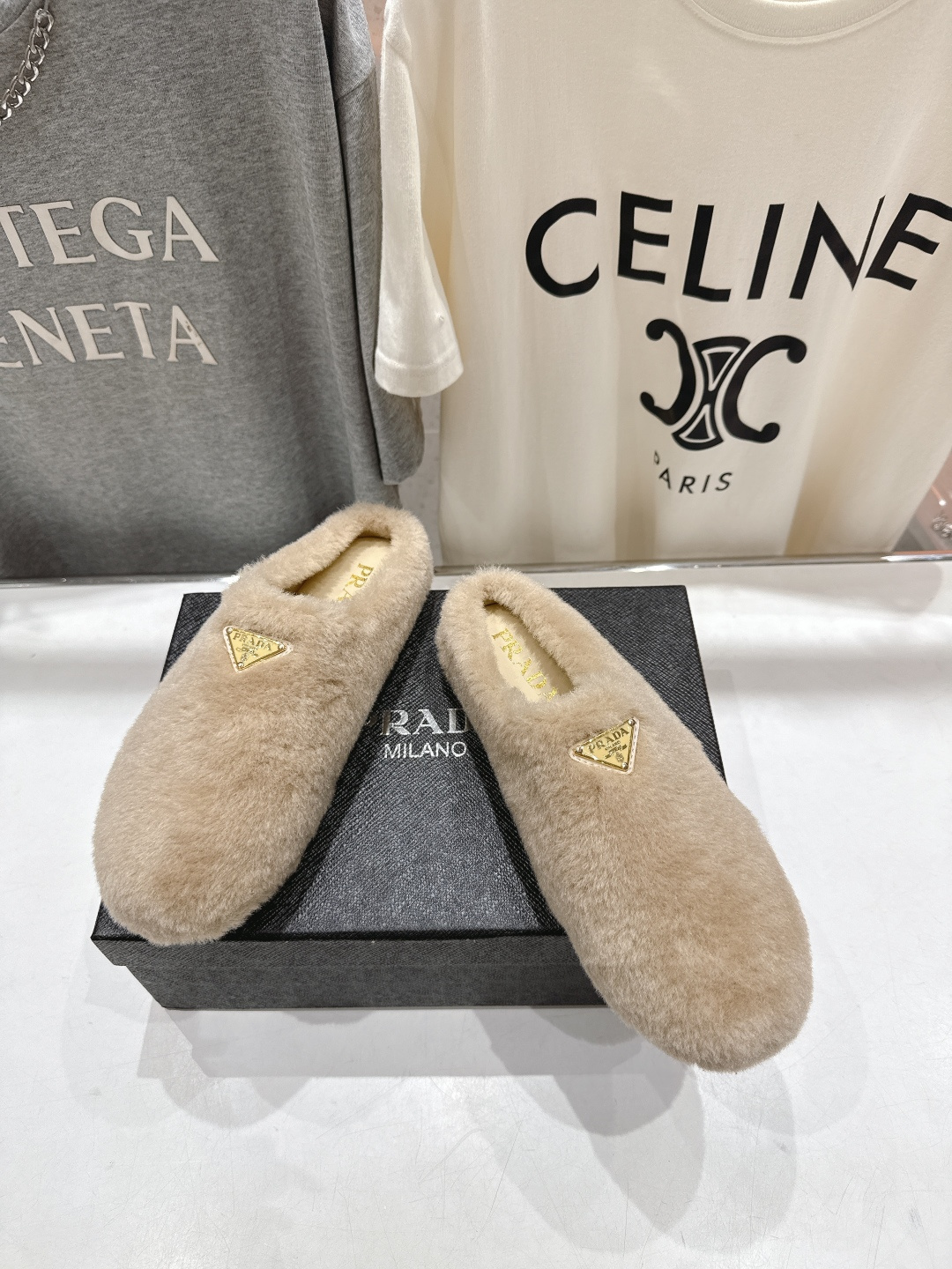 高版本出厂 Prada*普拉达F029 2025ss秋冬新款居家半包羊毛拖鞋毛毛鞋✨闪亮登场✨时尚大方的