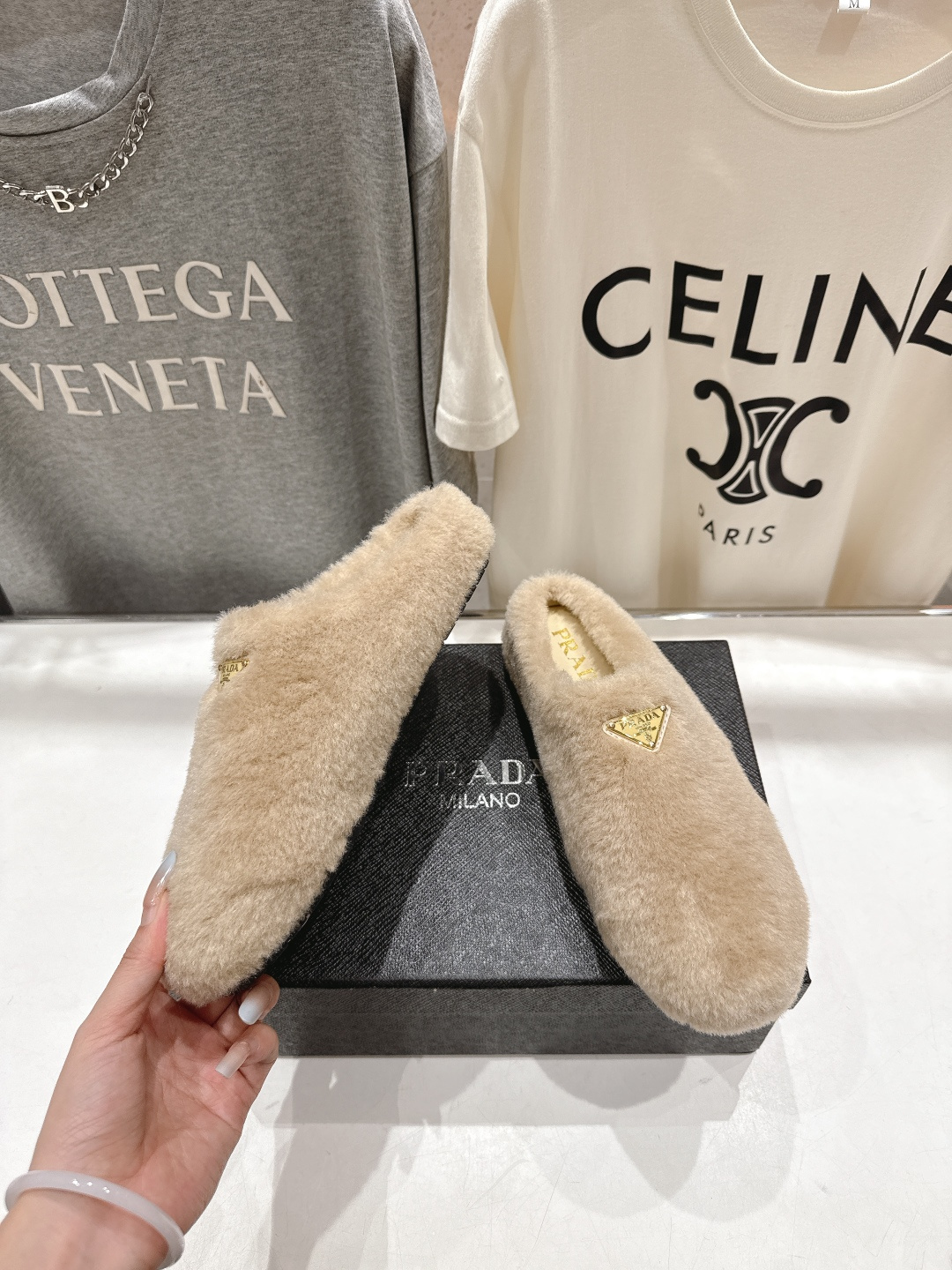 高版本出厂 Prada*普拉达F029 2025ss秋冬新款居家半包羊毛拖鞋毛毛鞋✨闪亮登场✨时尚大方的