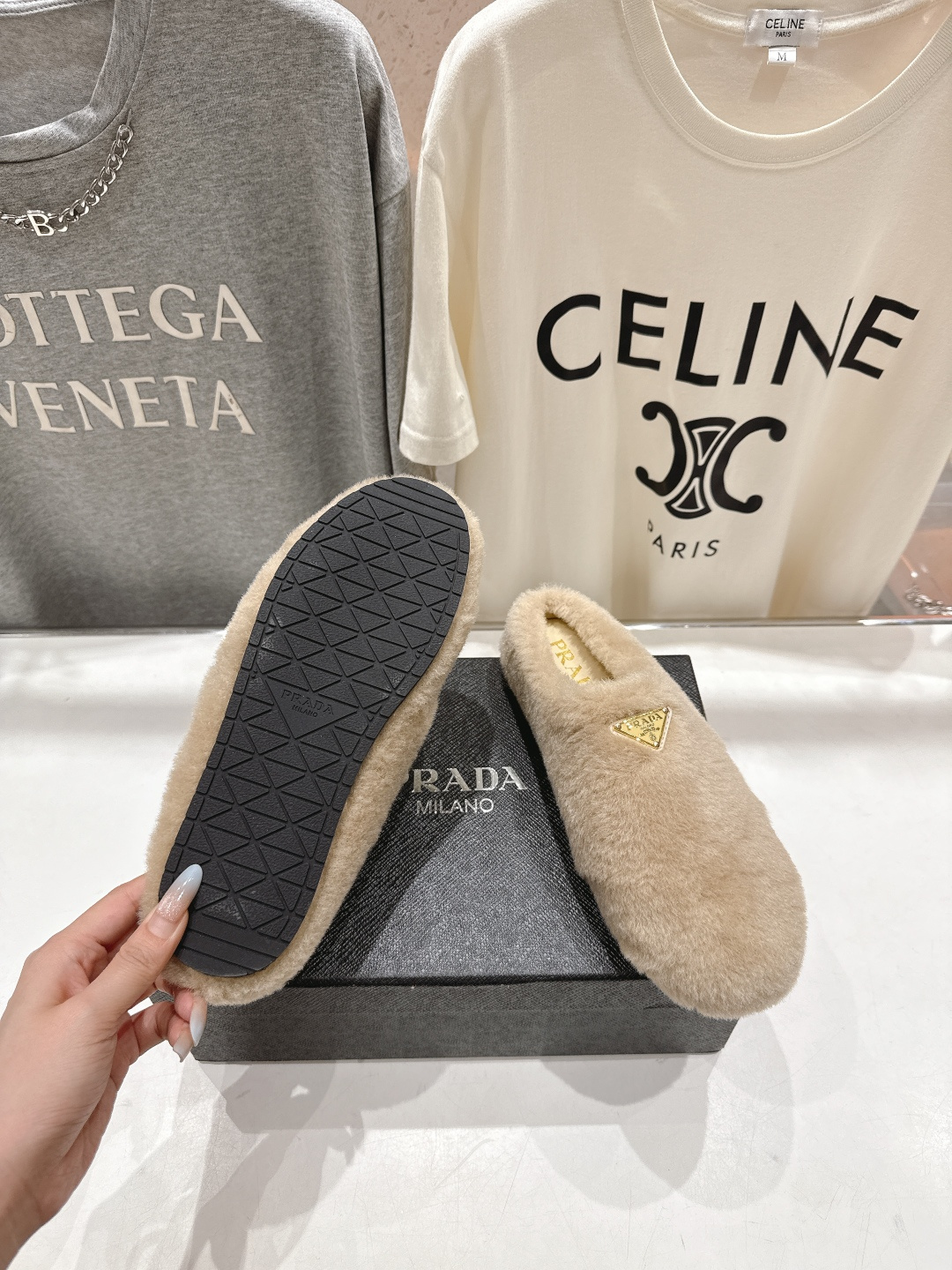 高版本出厂 Prada*普拉达F029 2025ss秋冬新款居家半包羊毛拖鞋毛毛鞋✨闪亮登场✨时尚大方的