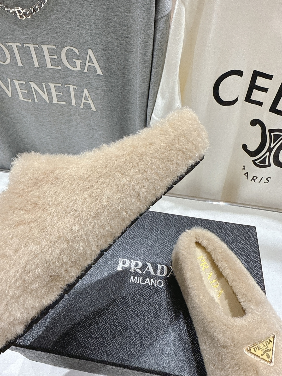 高版本出厂 Prada*普拉达F029 2025ss秋冬新款居家半包羊毛拖鞋毛毛鞋✨闪亮登场✨时尚大方的