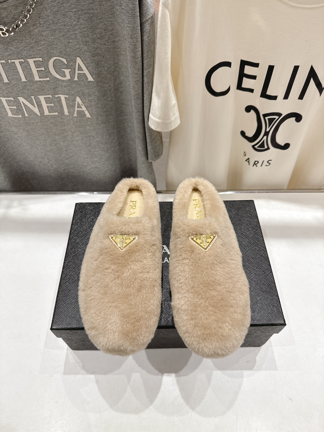 高版本出厂 Prada*普拉达F029 2025ss秋冬新款居家半包羊毛拖鞋毛毛鞋✨闪亮登场✨时尚大方的