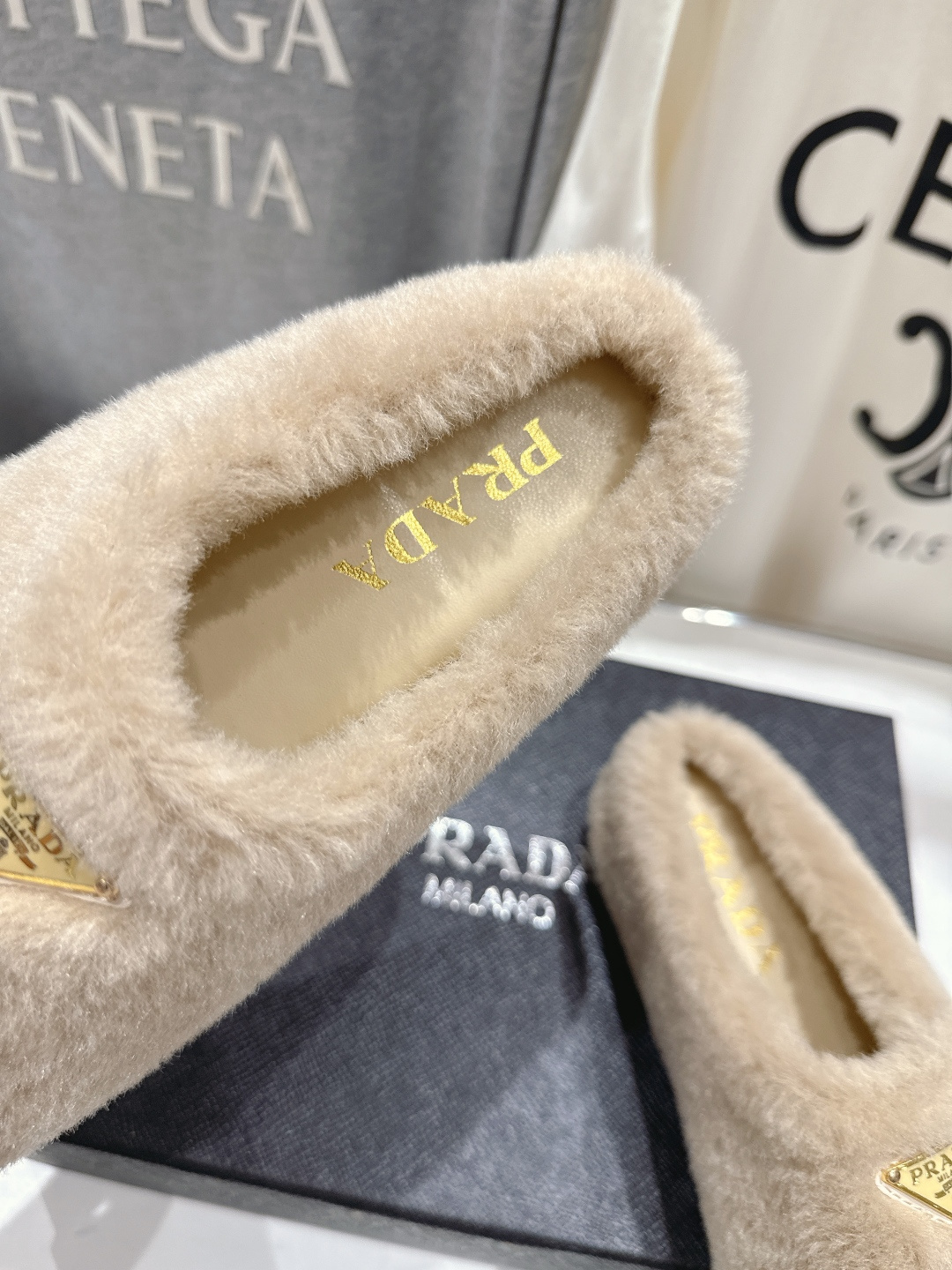 高版本出厂 Prada*普拉达F029 2025ss秋冬新款居家半包羊毛拖鞋毛毛鞋✨闪亮登场✨时尚大方的