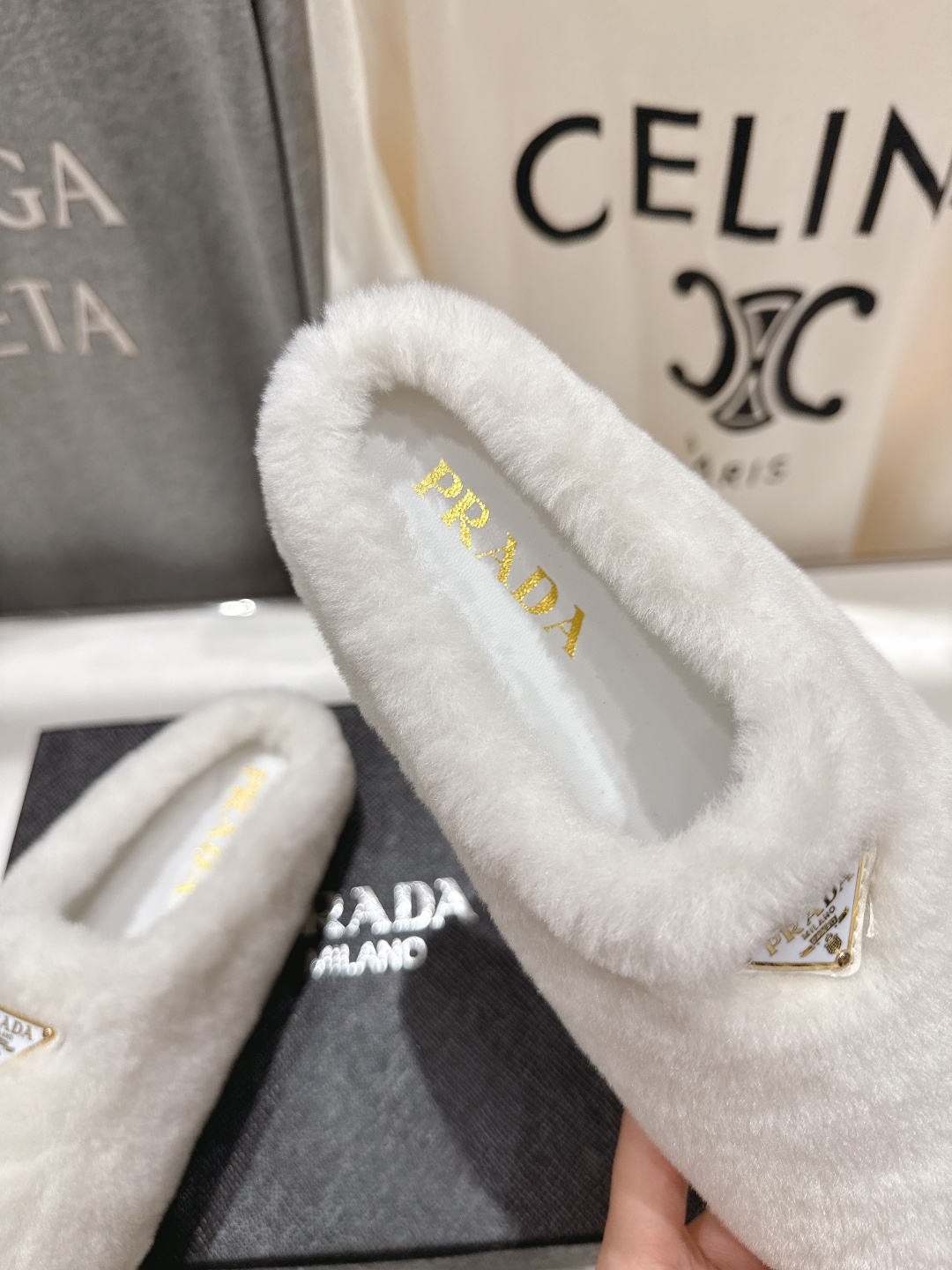 高版本出厂 Prada*普拉达F029 2025ss秋冬新款居家半包羊毛拖鞋毛毛鞋✨闪亮登场✨时尚大方的