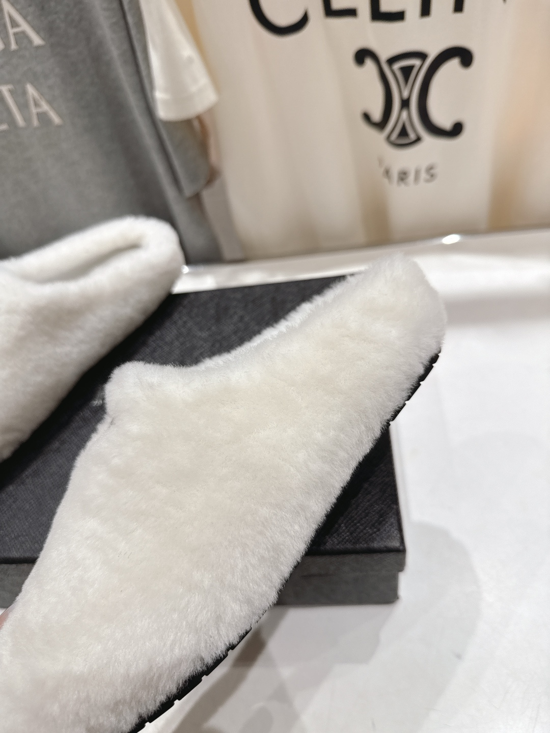 高版本出厂 Prada*普拉达F029 2025ss秋冬新款居家半包羊毛拖鞋毛毛鞋✨闪亮登场✨时尚大方的