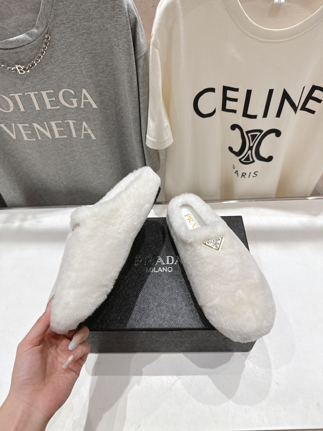 高版本出厂 Prada*普拉达F029 2025ss秋冬新款居家半包羊毛拖鞋毛毛鞋✨闪亮登场✨时尚大方的