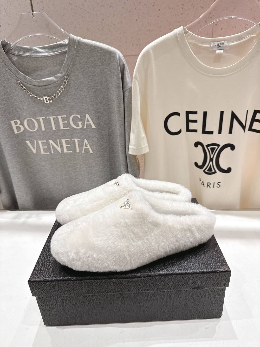 高版本出厂 Prada*普拉达F029 2025ss秋冬新款居家半包羊毛拖鞋毛毛鞋✨闪亮登场✨时尚大方的