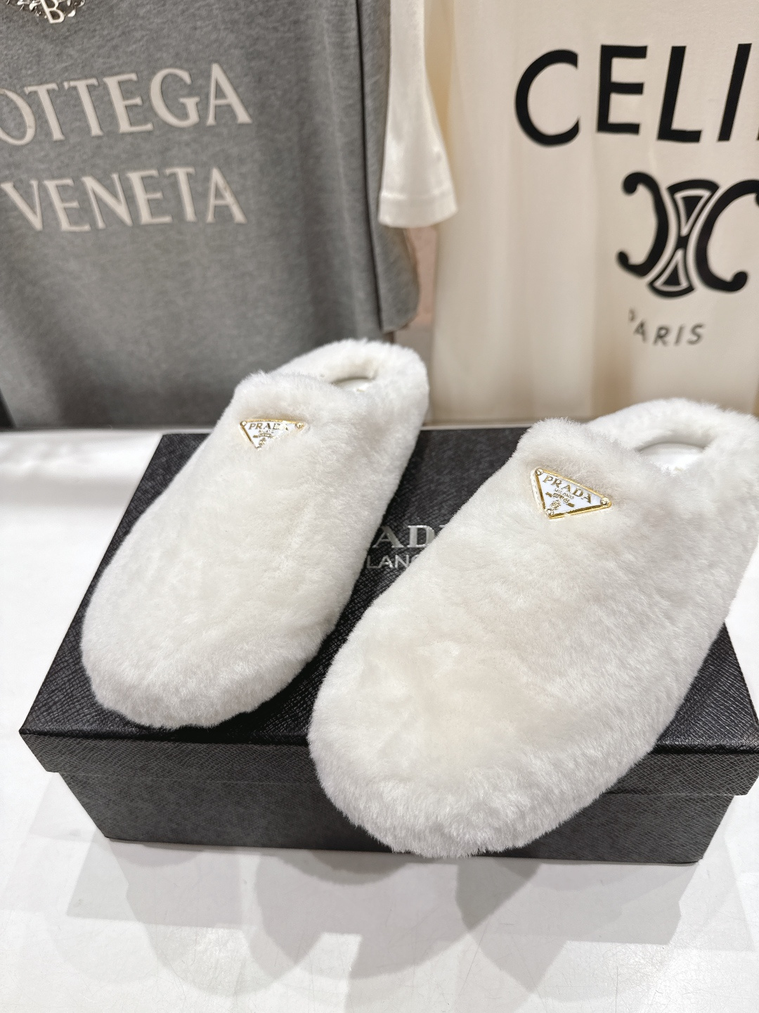 高版本出厂 Prada*普拉达F029 2025ss秋冬新款居家半包羊毛拖鞋毛毛鞋✨闪亮登场✨时尚大方的