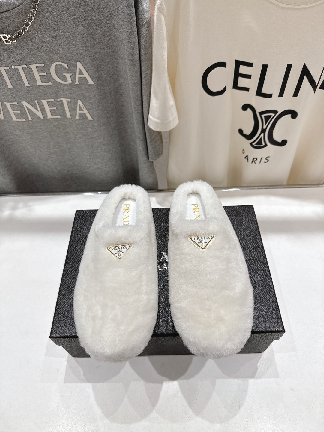 高版本出厂 Prada*普拉达F029 2025ss秋冬新款居家半包羊毛拖鞋毛毛鞋✨闪亮登场✨时尚大方的