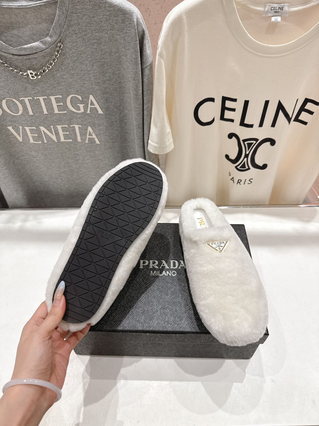 高版本出厂 Prada*普拉达F029 2025ss秋冬新款居家半包羊毛拖鞋毛毛鞋✨闪亮登场✨时尚大方的