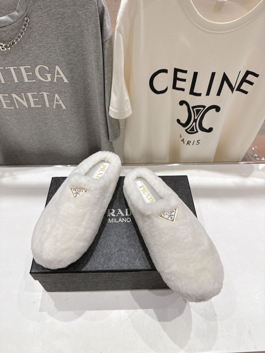高版本出厂 Prada*普拉达F029 2025ss秋冬新款居家半包羊毛拖鞋毛毛鞋✨闪亮登场✨时尚大方的
