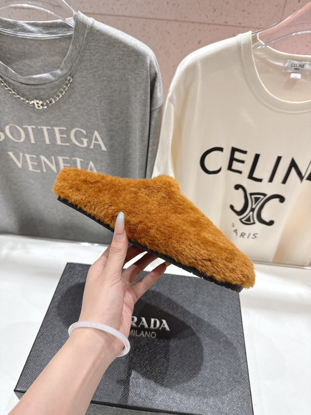 高版本出厂 Prada*普拉达F029 2025ss秋冬新款居家半包羊毛拖鞋毛毛鞋✨闪亮登场✨时尚大方的