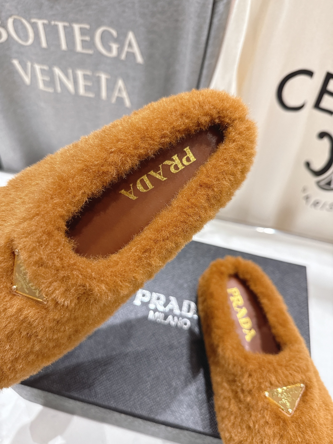 高版本出厂 Prada*普拉达F029 2025ss秋冬新款居家半包羊毛拖鞋毛毛鞋✨闪亮登场✨时尚大方的