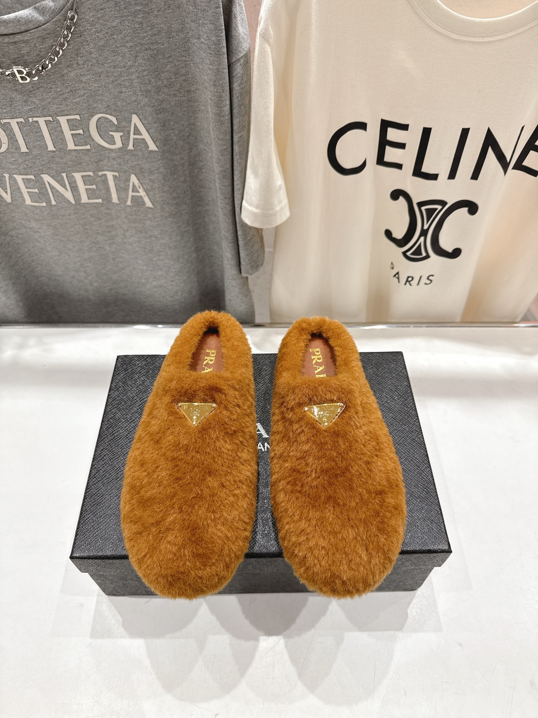 高版本出厂 Prada*普拉达F029 2025ss秋冬新款居家半包羊毛拖鞋毛毛鞋✨闪亮登场✨时尚大方的