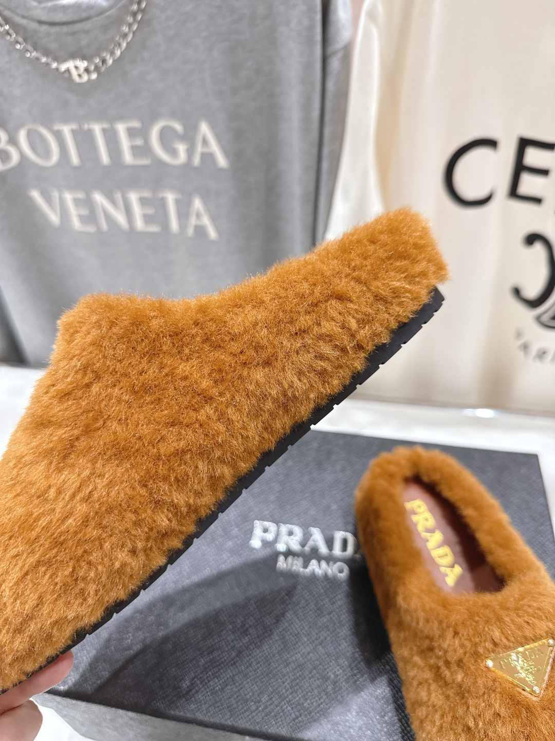 高版本出厂 Prada*普拉达F029 2025ss秋冬新款居家半包羊毛拖鞋毛毛鞋✨闪亮登场✨时尚大方的