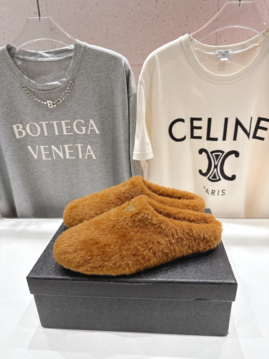 高版本出厂 Prada*普拉达F029 2025ss秋冬新款居家半包羊毛拖鞋毛毛鞋✨闪亮登场✨时尚大方的