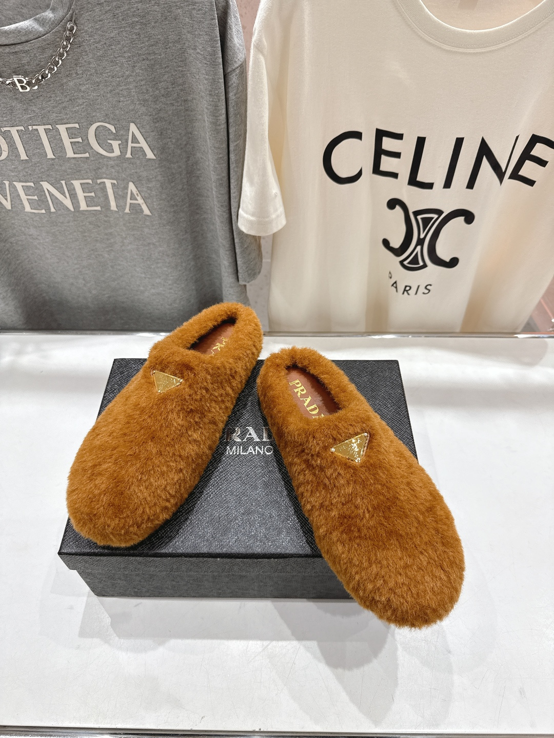 高版本出厂 Prada*普拉达F029 2025ss秋冬新款居家半包羊毛拖鞋毛毛鞋✨闪亮登场✨时尚大方的