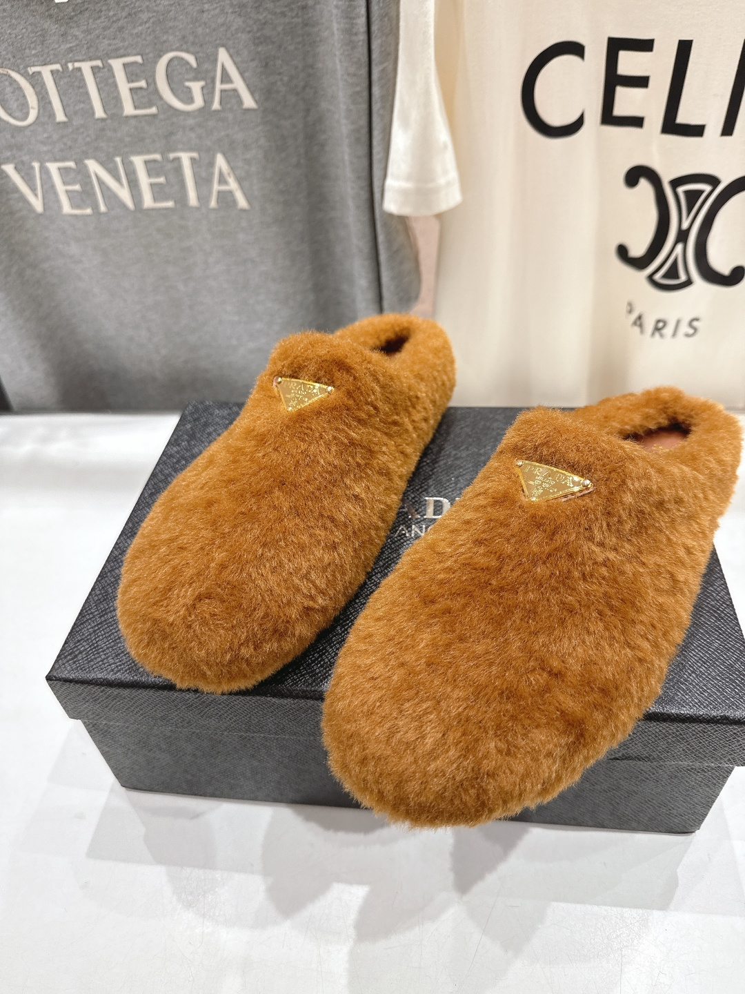 高版本出厂 Prada*普拉达F029 2025ss秋冬新款居家半包羊毛拖鞋毛毛鞋✨闪亮登场✨时尚大方的