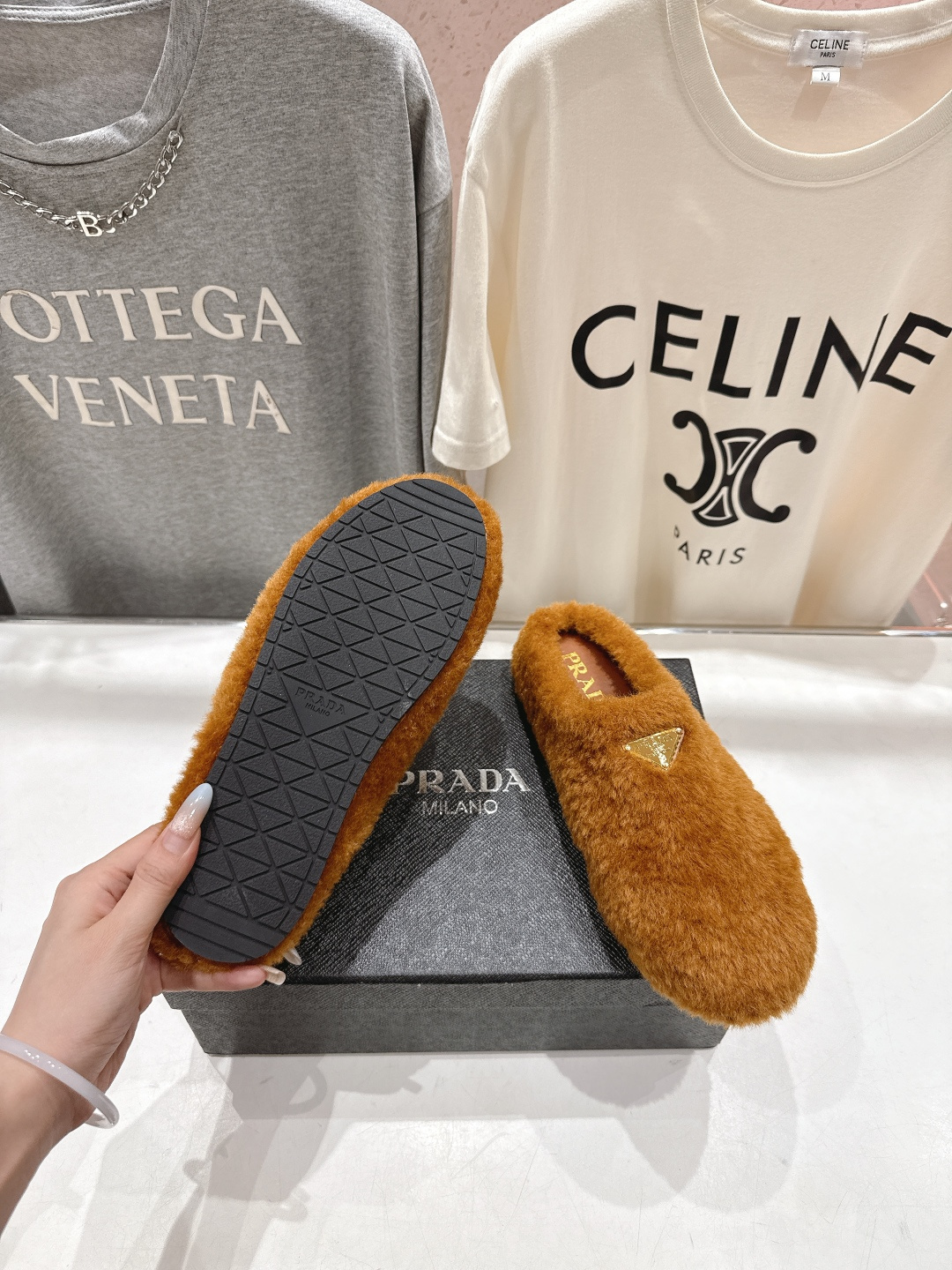 高版本出厂 Prada*普拉达F029 2025ss秋冬新款居家半包羊毛拖鞋毛毛鞋✨闪亮登场✨时尚大方的