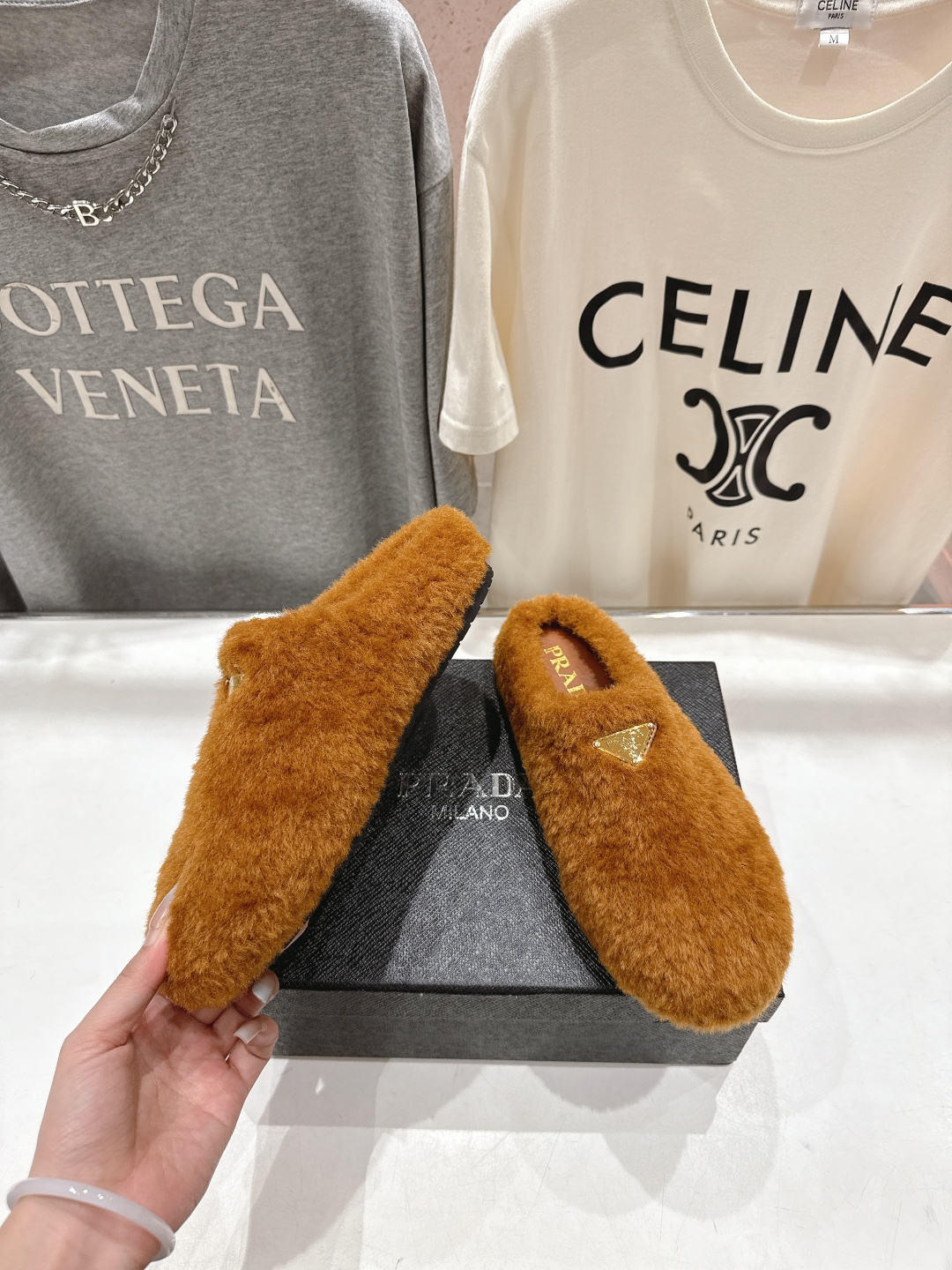 高版本出厂 Prada*普拉达F029 2025ss秋冬新款居家半包羊毛拖鞋毛毛鞋✨闪亮登场✨时尚大方的