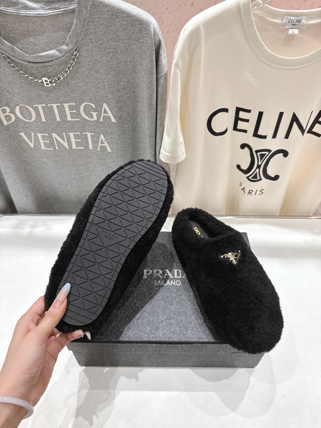 高版本出厂 Prada*普拉达F029 2025ss秋冬新款居家半包羊毛拖鞋毛毛鞋✨闪亮登场✨时尚大方的