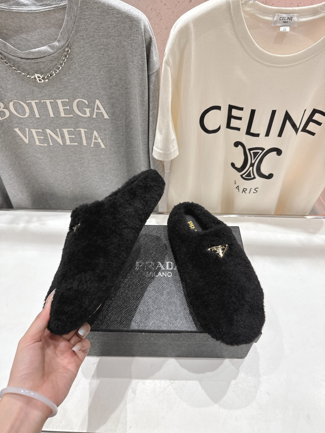 高版本出厂 Prada*普拉达F029 2025ss秋冬新款居家半包羊毛拖鞋毛毛鞋✨闪亮登场✨时尚大方的