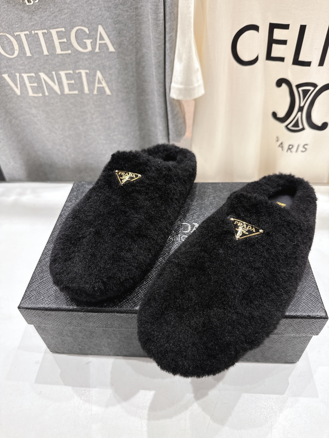 高版本出厂 Prada*普拉达F029 2025ss秋冬新款居家半包羊毛拖鞋毛毛鞋✨闪亮登场✨时尚大方的