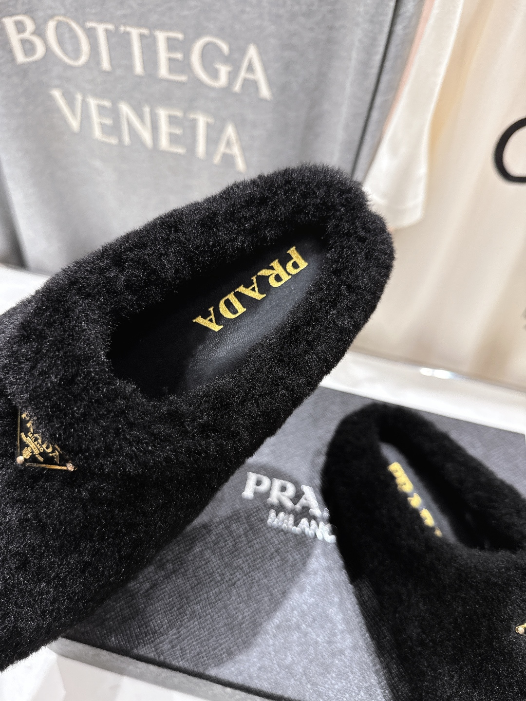 高版本出厂 Prada*普拉达F029 2025ss秋冬新款居家半包羊毛拖鞋毛毛鞋✨闪亮登场✨时尚大方的