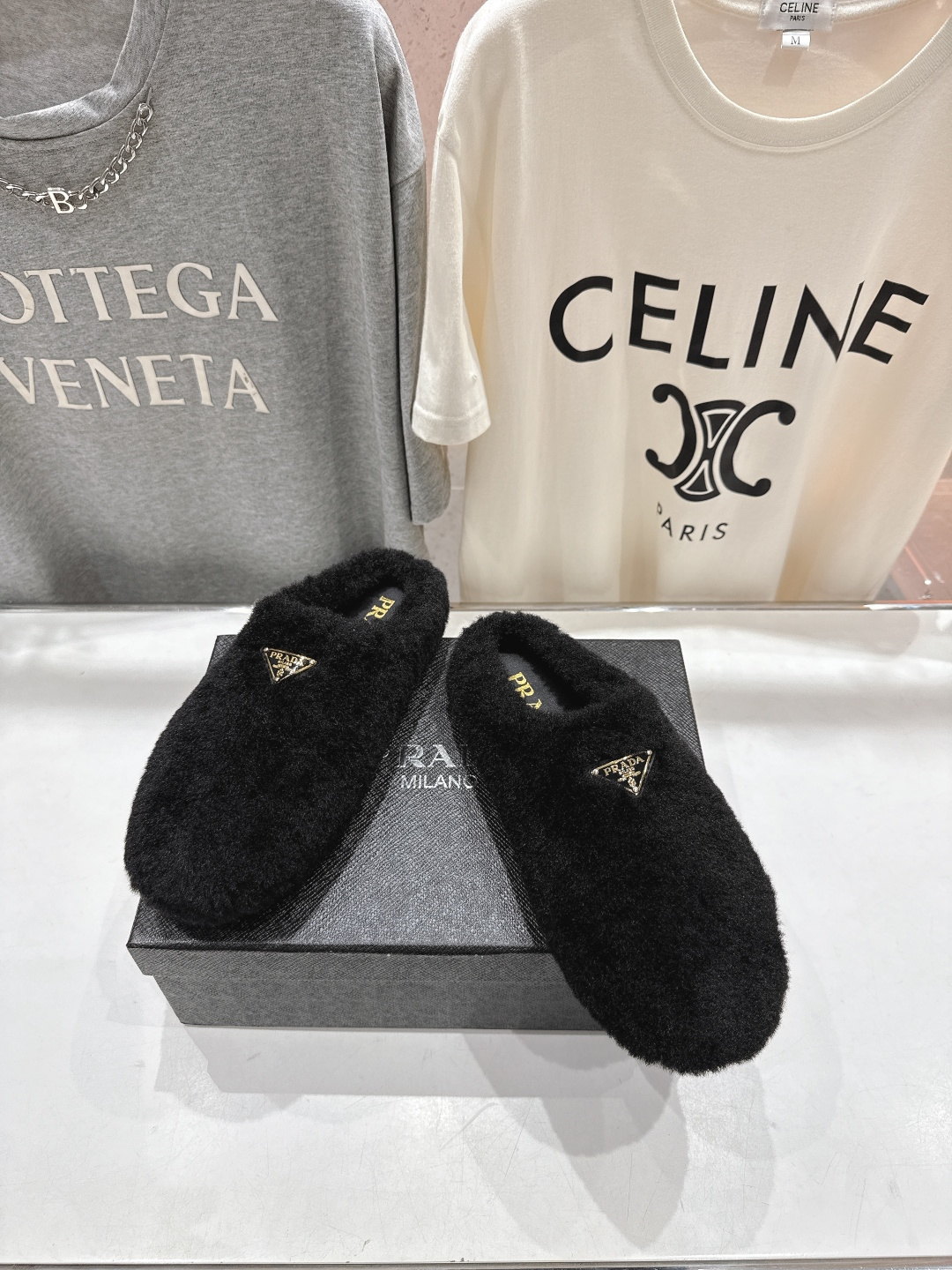 高版本出厂 Prada*普拉达F029 2025ss秋冬新款居家半包羊毛拖鞋毛毛鞋✨闪亮登场✨时尚大方的