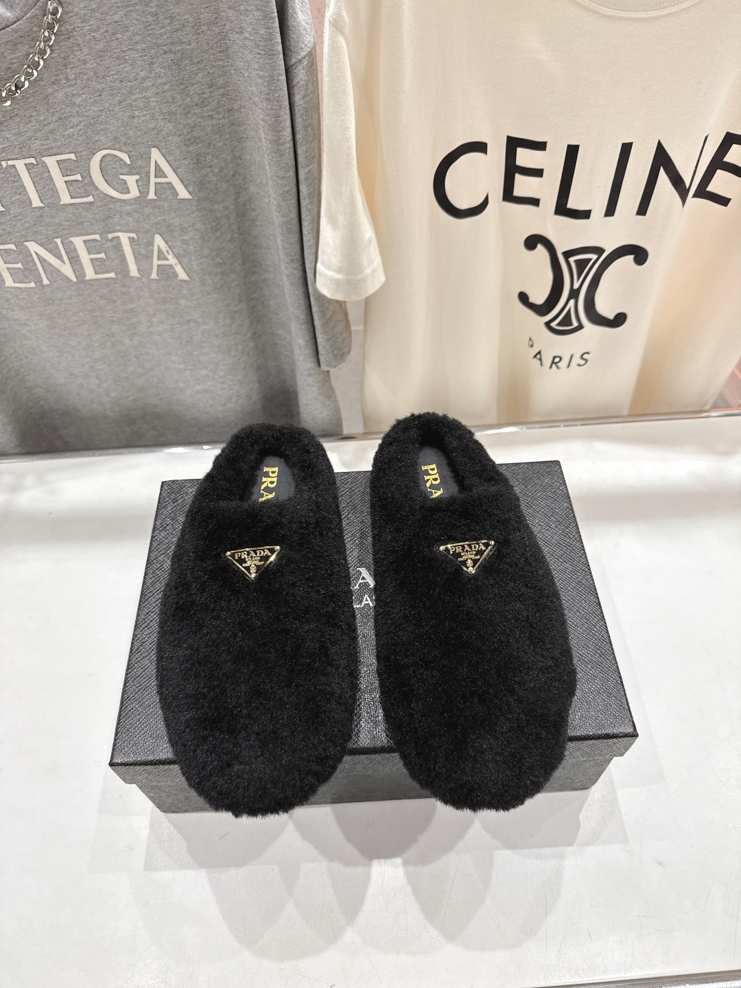 高版本出厂 Prada*普拉达F029 2025ss秋冬新款居家半包羊毛拖鞋毛毛鞋✨闪亮登场✨时尚大方的