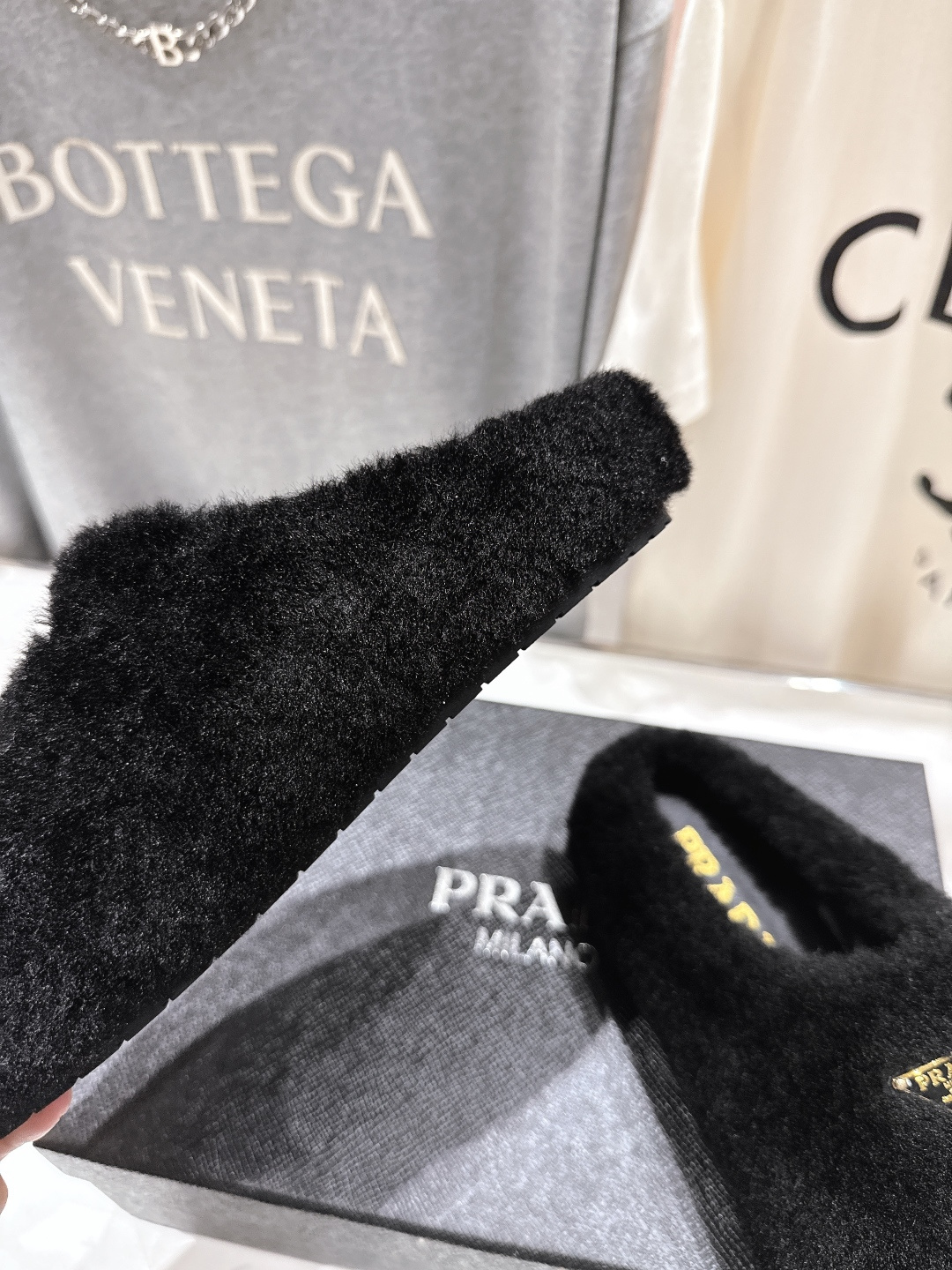 高版本出厂 Prada*普拉达F029 2025ss秋冬新款居家半包羊毛拖鞋毛毛鞋✨闪亮登场✨时尚大方的