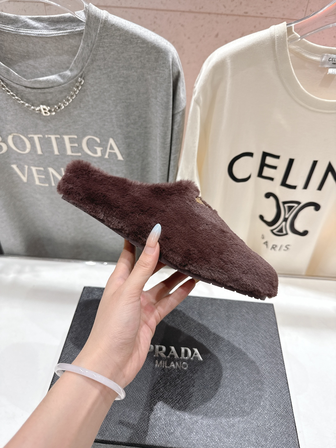 高版本出厂 Prada*普拉达F029 2025ss秋冬新款居家半包羊毛拖鞋毛毛鞋✨闪亮登场✨时尚大方的