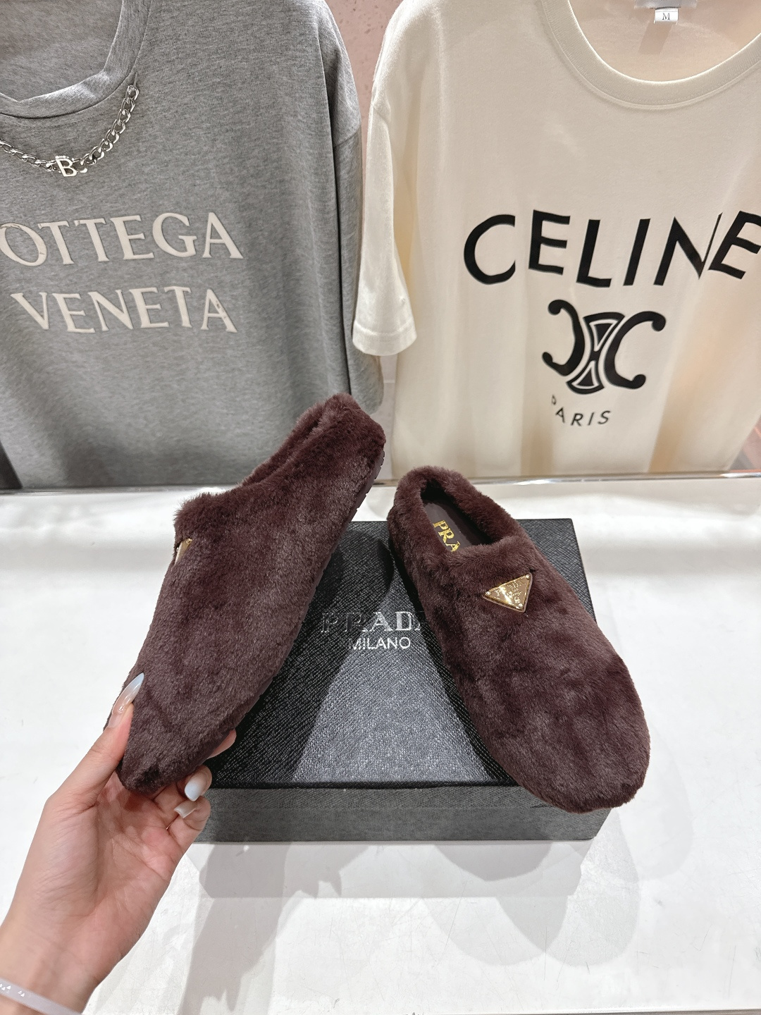 高版本出厂 Prada*普拉达F029 2025ss秋冬新款居家半包羊毛拖鞋毛毛鞋✨闪亮登场✨时尚大方的