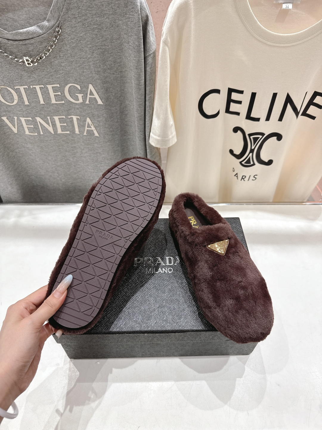 高版本出厂 Prada*普拉达F029 2025ss秋冬新款居家半包羊毛拖鞋毛毛鞋✨闪亮登场✨时尚大方的